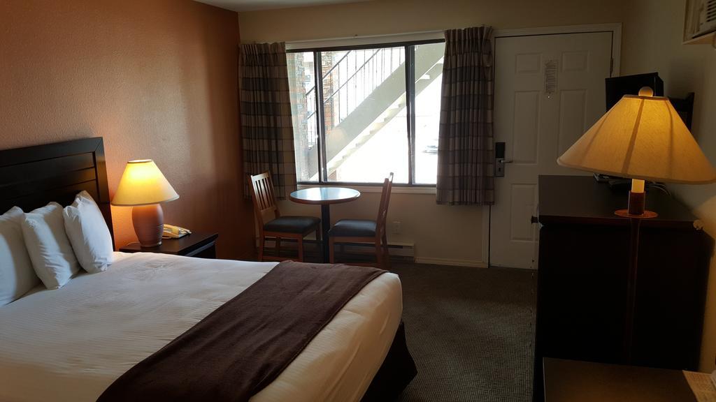 North Pointe Inn And Suites Келоуна Экстерьер фото