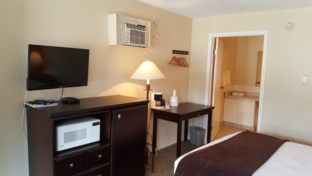 North Pointe Inn And Suites Келоуна Экстерьер фото