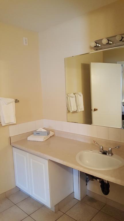 North Pointe Inn And Suites Келоуна Экстерьер фото
